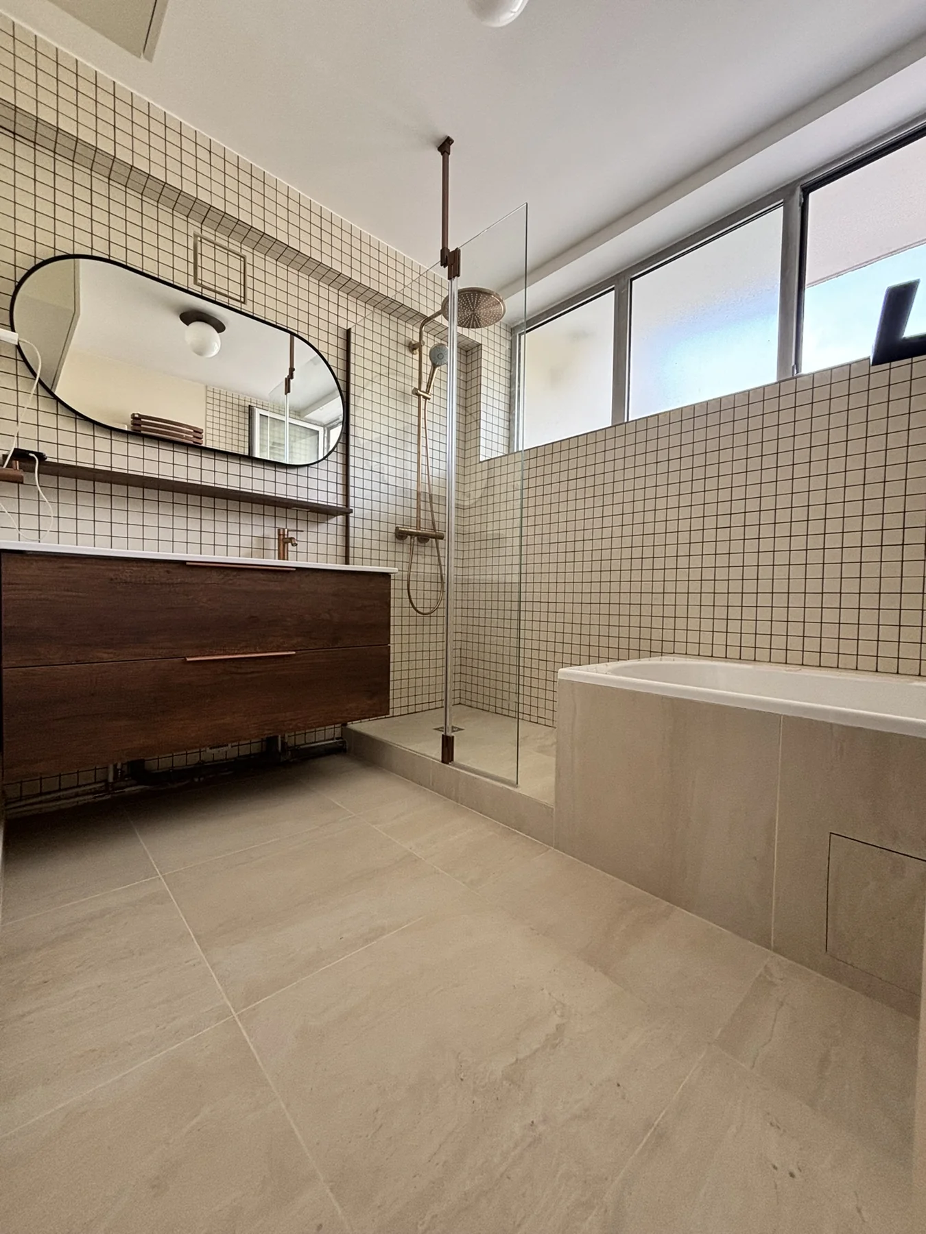 Baignoire, meuble vasque et lumière naturelle