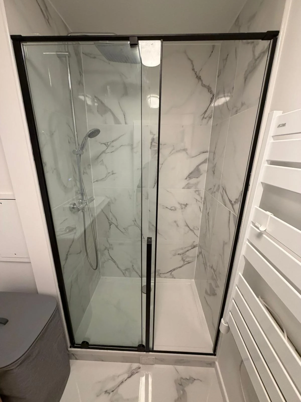 Vue de la douche dans la même série