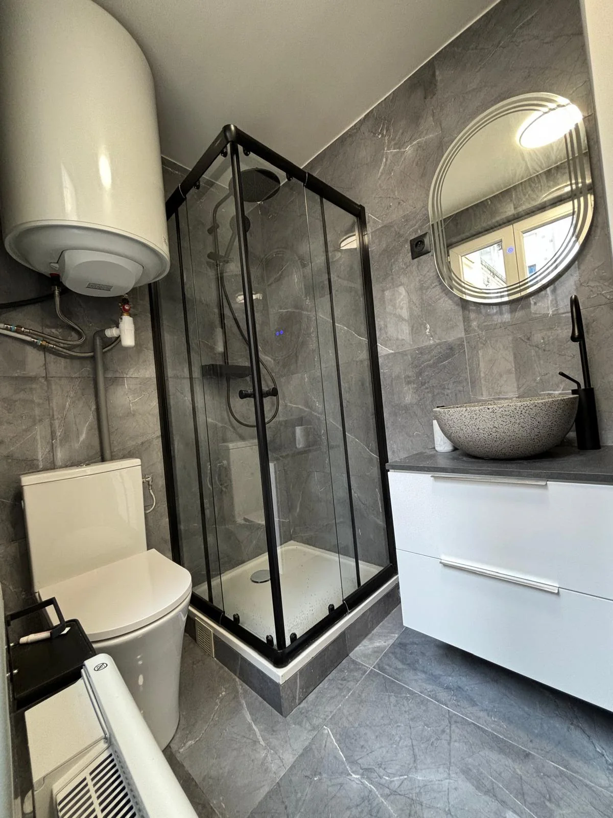 Vasque et douche vitrée