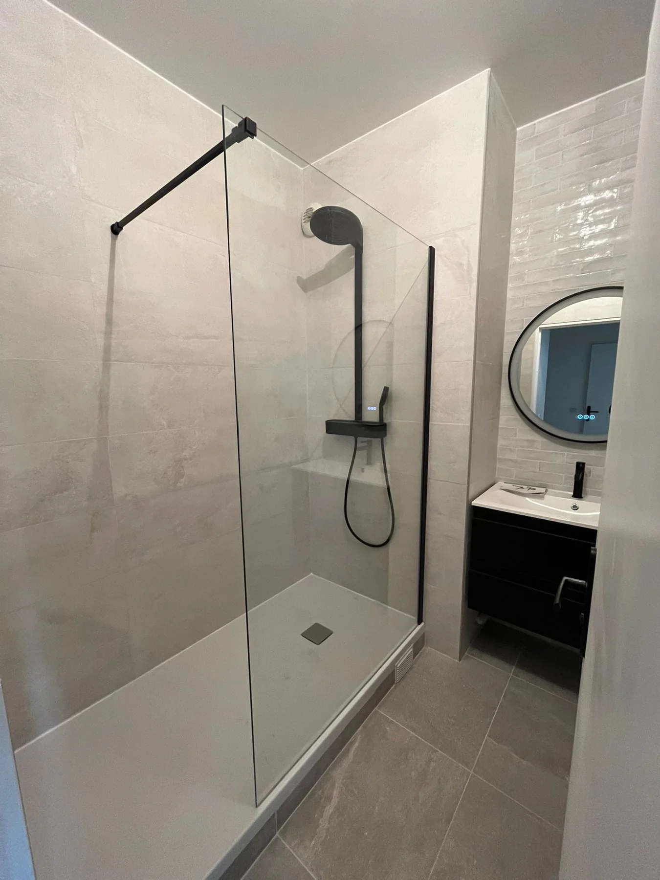 Après : la douche à paroi vitrée