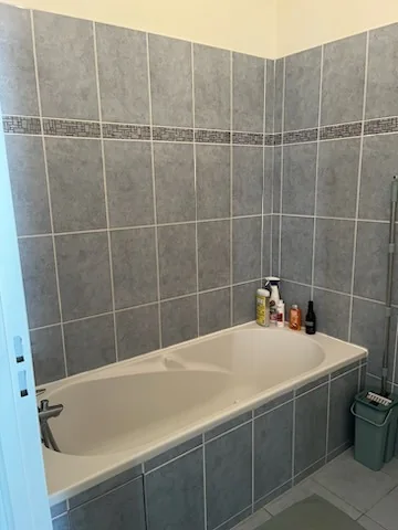 Avant : la baignoire carrelée