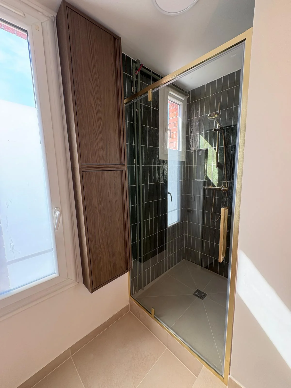 La douche et la fenêtre